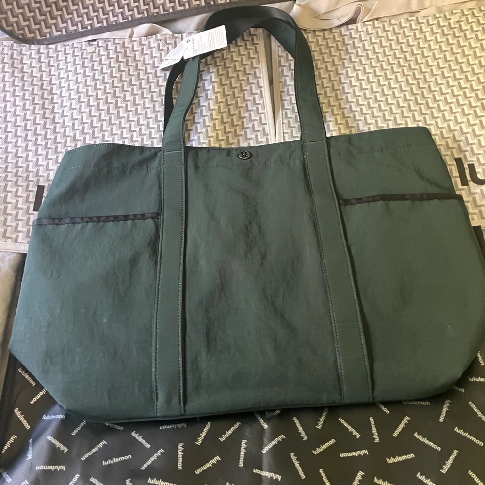 NWT Lululemon Daily Multi-Pocket Tote, 20 L, Rainforest Green/Black - Picture 2 of 7